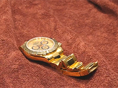 女子约见网友设骗局 调包名表被警方抓获