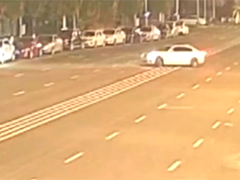 租车在马路上漂移 两男子被行拘处罚