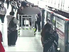 乘客站台昏厥 轨交工作人员紧急救助