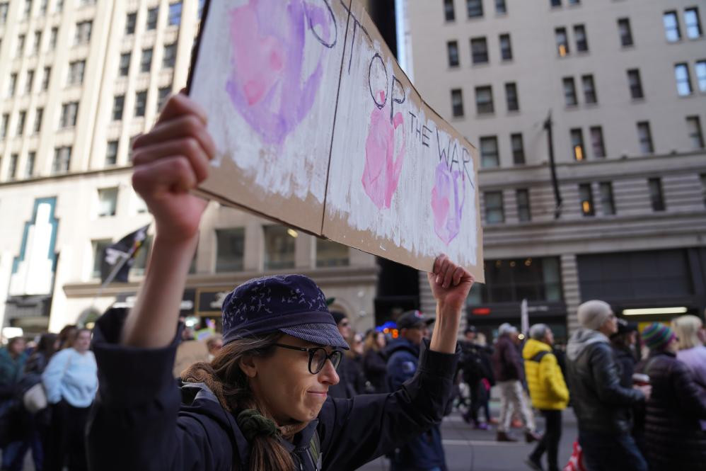 民调显示 三分之二美国人望尽快结束对伊朗军事行动