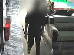 台球杆藏进裤腿偷走 只用了一次就被抓