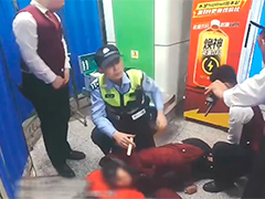 地铁车厢内男子突发急症 警民接力救援