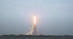 美国执行载人绕月任务火箭发射升空