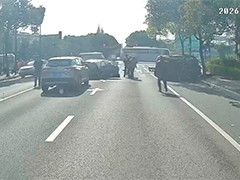 路遇车辆侧翻人员被困 公交司机踹玻璃救人