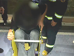 少年被困儿童摇摇椅 消防紧急救援