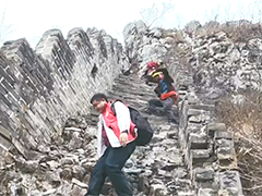 女子爬野山陡坡失足 消防紧急救援