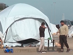 以色列袭击黎巴嫩多地 躲避战火 贝鲁特街头挤满流离失所者