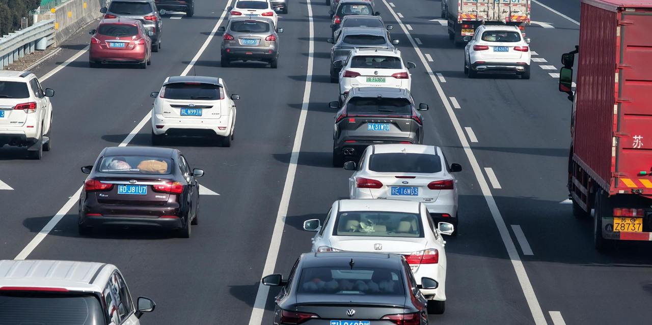 交通运输部 清明假期高速路流量同比增长 峰值在首日