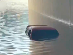 台湾多地暴雨 苗栗泥水如瀑布灌入民居