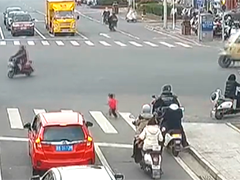 男童独自穿行马路险象环生 警民帮忙找到家人