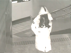 男扮女装偷相机 民警一眼识破