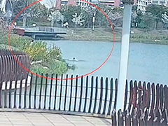 7岁男孩不慎落水 男子纵身一跃托举救人