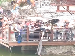 孙儿落水奶奶救人反被困 市民接力救援