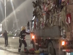 货车街头突发火情 热心人接力救援