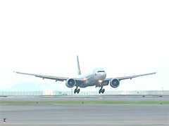 国泰航空一客机紧急降落日本关西机场 飞行中仪表显示发动机油量下降