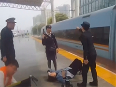 旅客腹痛倒地不起 多方联动快速救援