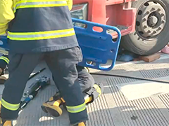 两车相撞人员被困车底 消防急速开展救援