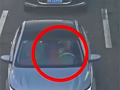 浙江宁波 司机边开车边K歌 交警依法处罚