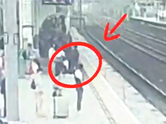 幼童火车站台险跨安全黄线"一声吼"化险为夷