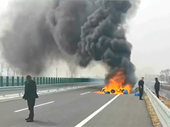 民警出差途中发现货车突燃 众人接力紧急扑救