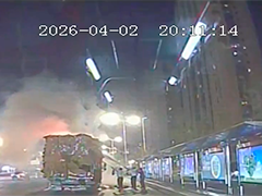 满载纸箱货车突发火情 路人接力救援