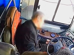 司机忍病痛刹停客车 守护乘客安全