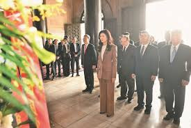 郑丽文率中国国民党访问团拜谒中山陵