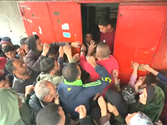 加沙地带难民暴雨中排队数小时 一袋面包难糊口