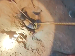男童坠入工地桩洞 消防倒立救援
