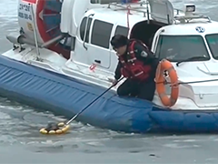 小狗不慎落入冰水 民警暖心救援