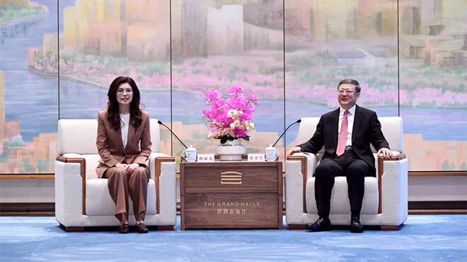 郑丽文一行在上海参访 点赞大陆经济活力与城市魅力