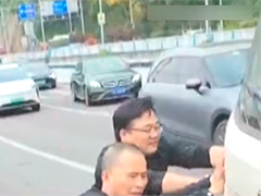 拖车溜动卡住驾驶员 多位好心人助其脱困