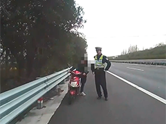 骑电瓶车硬闯高速 原来又是酒精惹祸