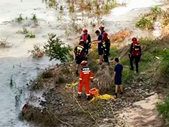 福建龙岩 河水突涨两名孩子被困 消防成功营救