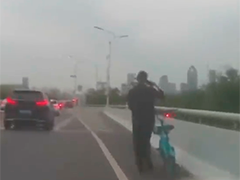 男子没钱坐地铁骑车上桥 交警自掏10元帮他回家