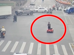 贵州贵阳 公路不是游乐场 男子驾玩具车上路被教育