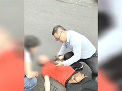 路人倒地失去意识 的哥果断停车施救