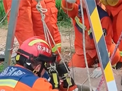 河南鄢陵 老人不慎坠井 消防员"倒挂金钩"施救