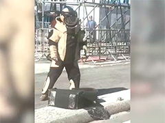 巴西警方在里约科帕卡巴纳海滩拆除爆炸装置