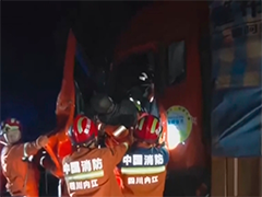 四川内江 车辆高速追尾1人被困 消防成功救援