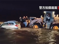 新疆托里 车辆不慎滑入河道 民警紧急救援