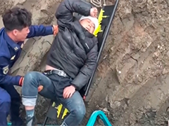 江苏淮安 钓鱼途中误闯施工路坠沟 消防破拆救人