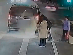 晚高峰遇车辆自燃 公交司机果断帮助灭火