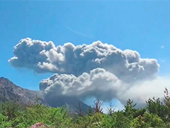 日本樱岛火山猛烈喷发 烟柱高达3400米