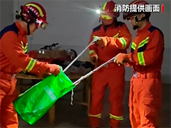 江西 蛇进居民区 消防上门处置