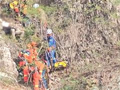 北京一男子坠入50米山崖 消防员绝壁上演生死营救