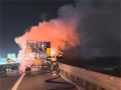 天津 大货车突发火情 消防快速处置