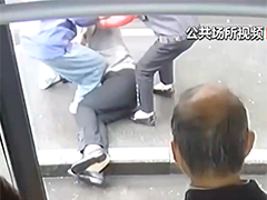 江苏 乘客下车突发意外 众人合力帮忙