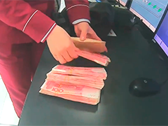 武汉5万元现金遗落列车上 地铁多站联动寻回