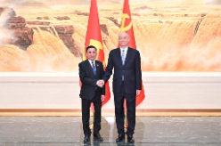 蔡奇同越共中央政治局委员、中央书记处常务书记陈锦绣举行会谈